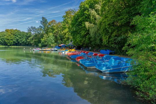 M&uuml;nchen, Englischer Garten: bunte Tretboote am Kleinhessloher See im Fr&uuml;hling, Fr&uuml;hsommer