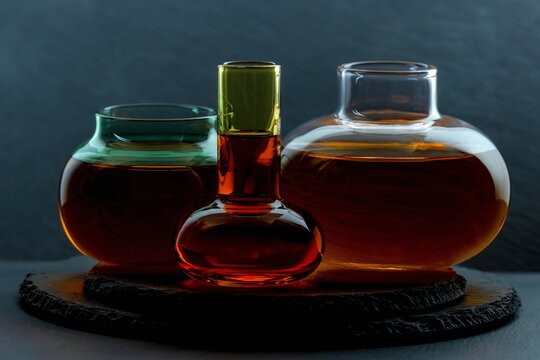 Natura morta : primo piano di ampolle di vetro con liquido colorato