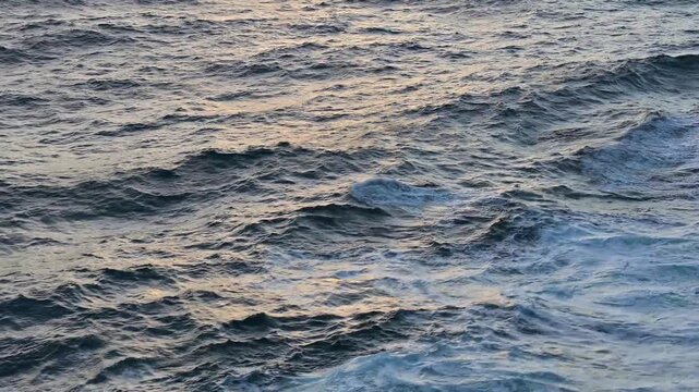 Wellen auf offenem Meer, tiefblaues Wasser mit Fokus auf die Textur der Wasseroberfl&auml;che., Nordsee, Norwegen