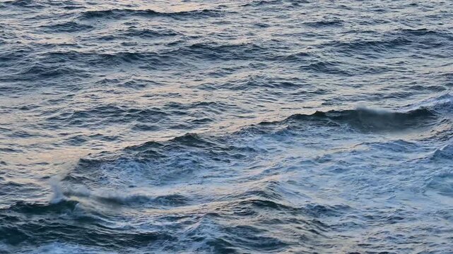 Wellen auf offenem Meer, tiefblaues Wasser mit Fokus auf die Textur der Wasseroberfl&auml;che., Nordsee, Norwegen