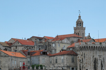 Obraz premium A scenic view of the historic St Mark Cathedral bell tower with a cupola rising above the red terracotta roofs of Korcula old town