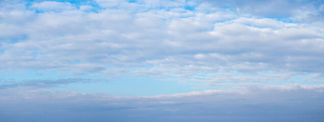 Obraz premium Blue sky with soft white clouds gentle cloudscape natural light calm atmospheric background