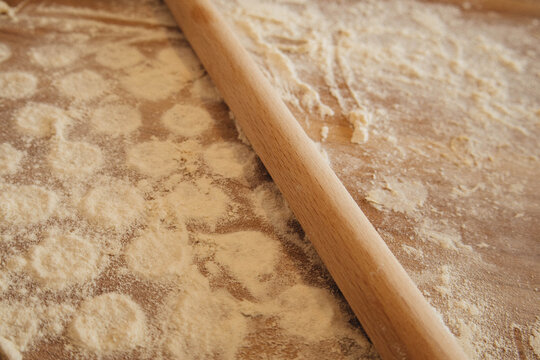 kitchen,dumpling dought,rolling pin,cooking,flour,dough,cooking,kitchen