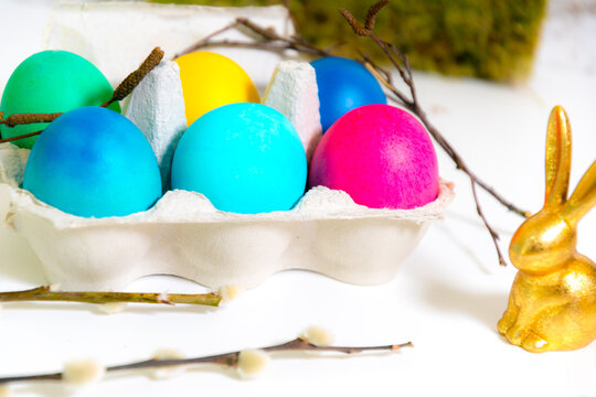 Dekoration f&uuml;r Ostern bunte Eier im Karton mit Osterhase