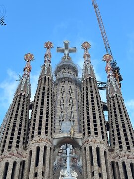 18 de marzo de 2026. Cruz de la Sagrada Fam&iacute;lia. Barcelona. Retirando andamios. 