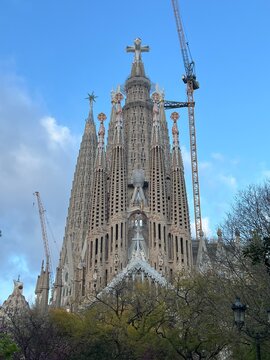 18 de marzo de 2026. Sagrada Familia. Barcelona. Cruz colocada y retirando andamios.
