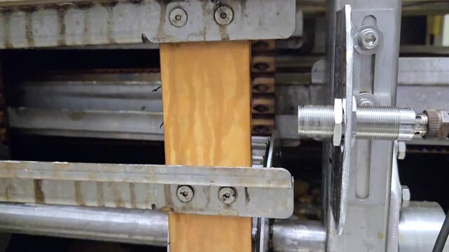 Industrial Cheese Factory: Automated Lift System with Proximity Sensors