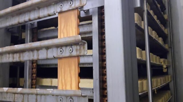 Industrial Cheese Factory: Automated Lift System with Proximity Sensors