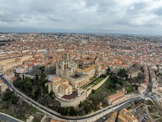 Obraz premium Aerial Béziers Travel Guide: Visit the Romanesque Pont Vieux, the Fortified Cathedral, and the Haussmann-Style Allées Paul Riquet Architecture
