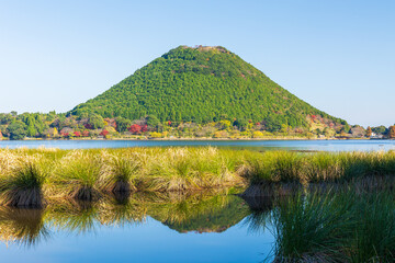 Obraz premium 日本の風景・秋 鹿児島 紅葉の藺牟田池 藺牟田富士（飯盛山）