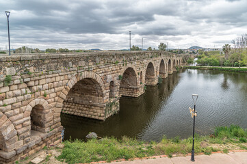 Fototapeta premium Ancient Roman arch bridge over Guadiana River in Merida, Spain
