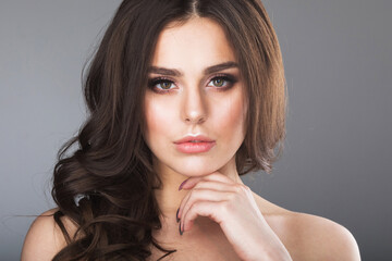 Naklejka premium beauty woman close up in studio