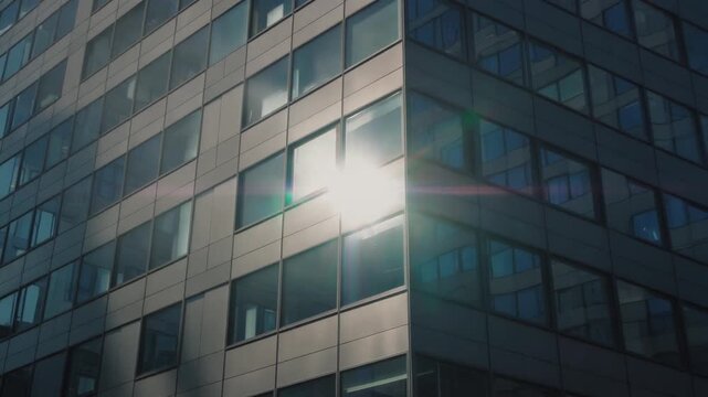 強い太陽光を反射し陽炎とまぶしさを伴うモダンなオフィスビルのファサード
