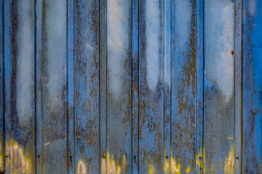 Feuchte und verschmutzte Bretterwand