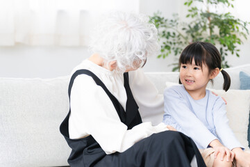 Obraz premium 女の子とおばあさんのツーショット ファミリーイメージ