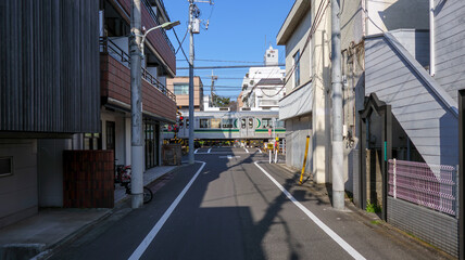 Naklejka premium 踏切を通過する電車