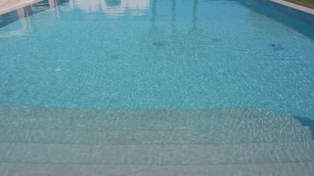 acqua di una piscina illuminata dai raggi del sole