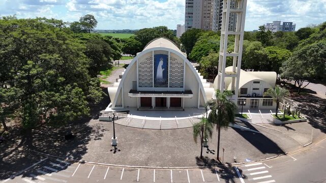 V&iacute;deo a&eacute;reo do Santu&aacute;rio Eucar&iacute;stico Diocesano - Par&oacute;quia Nossa Senhora de F&aacute;tima em Cianorte, com o centro da cidade! 