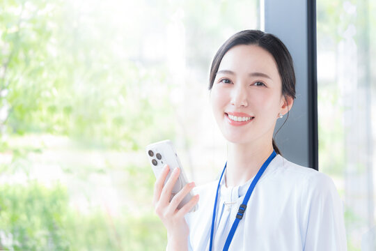 ビジネス女性がスマホを指差しCTA(cta) タップして行動喚起で登録や申し込みやお問合せを促す広告イメージ　カメラ目線