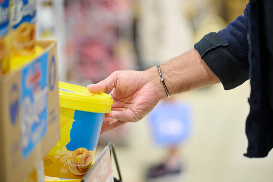 スーパーで商品を手に取る男性の手元