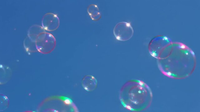 青空にきらめくシャボン玉