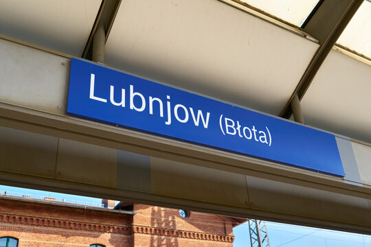 Das Ortsschild der Stadt L&uuml;bbenau, Lubnjow auf dem Bahnhof in der Sprache der sorbischen Minderheit im Spreewald in Deutschland