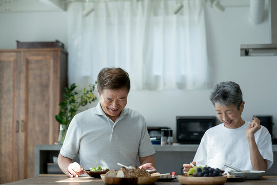 食事をする日本人シニア夫婦