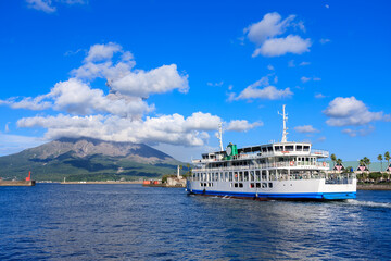 Fototapeta premium 桜島とフェリーが行き交う錦江湾の風景（Sakurajima volcano and ferry on Kagoshima Bay with copy space）
