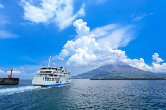桜島とフェリーが行き交う錦江湾の風景（Sakurajima volcano and ferry on Kagoshima Bay with copy space）