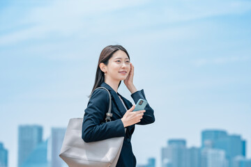 ビジネス　女性　青空