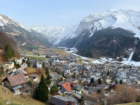 A fairytale winter atmosphere and a magnificent panorama on the mountine Swiss tourist resort of Engelberg, Switzerland - Eine m&auml;rchenhafte Winteratmosph&auml;re im Schweizer Bergkurort Engelberg, Schweiz