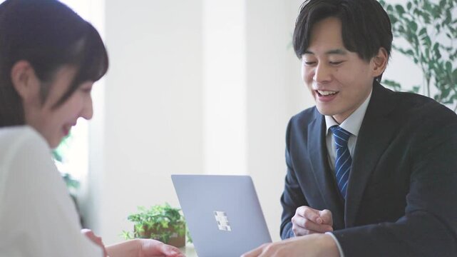 物件の紹介をする不動産屋の男性
