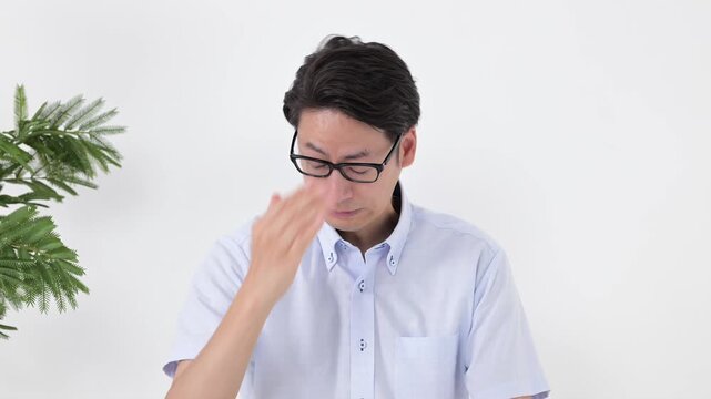 文句を言う男性