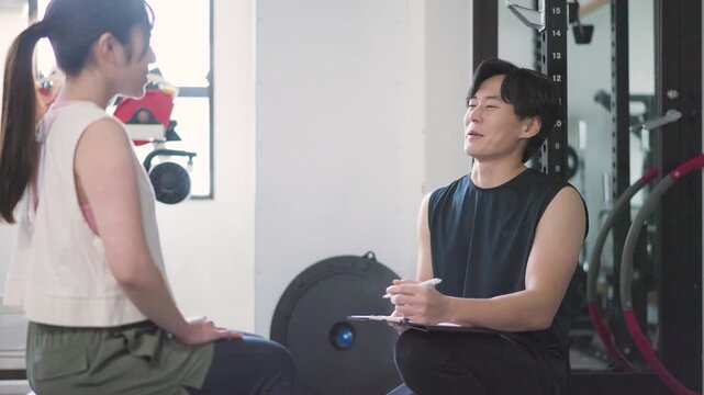 カウンセリングをする男性