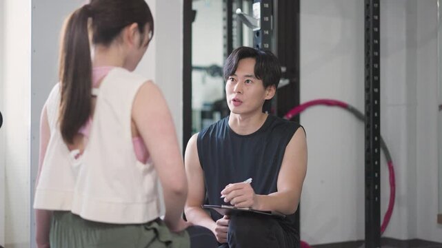 カウンセリングをする男性