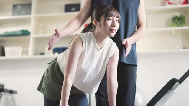 パーソナルトレーニングを受ける女性