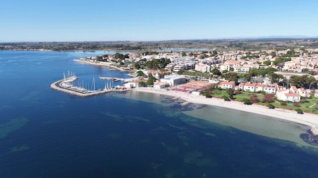 La plage rive droite de M&egrave;ze dans le d&eacute;partement de l'h&eacute;rault en r&eacute;gion Occitanie.
