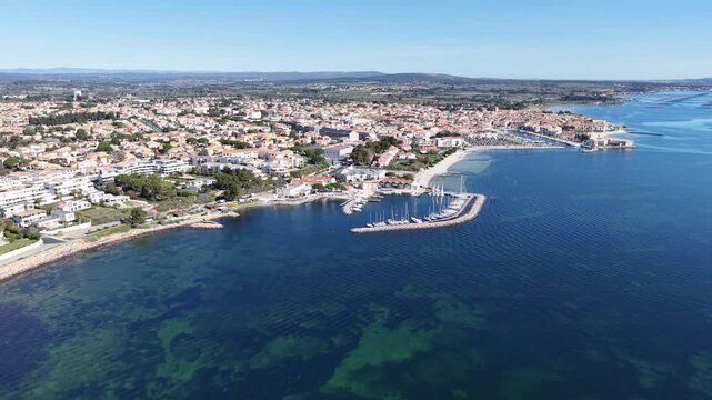M&egrave;ze, la plage rive droite et le yacht club vu du ciel .
