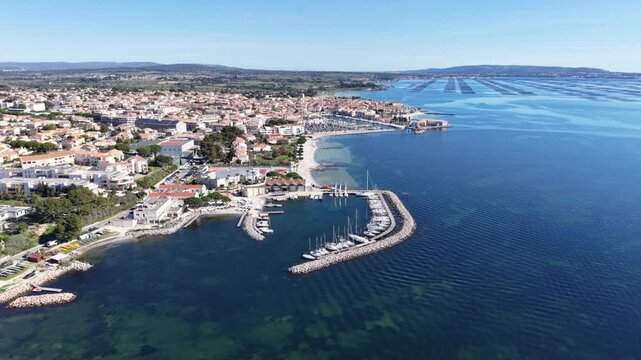 M&egrave;ze, la plage rive droite et le yacht club vu du ciel .