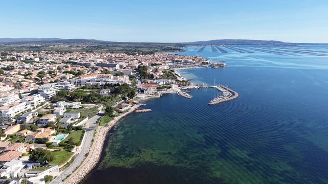 M&egrave;ze, la plage rive droite et le yacht club vu du ciel .