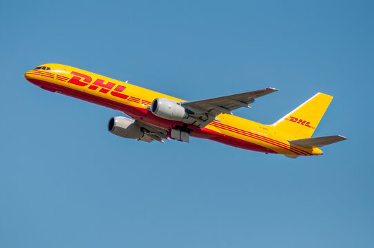 Avi&oacute;n de carga a&eacute;rea Boeing 757 de la compa&ntilde;ia DHL Air aterrizando en el aeropuerto de Madrid Barajas con matr&iacute;cula G-BIKN.