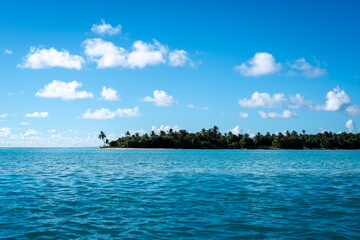Fototapeta premium White sand beach of Motu Tiapaa in Maupiti, French Polynesia