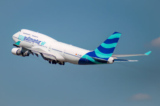 Avi&oacute;n de l&iacute;nea cuatrimotor Boeing 747 de la aerol&iacute;nea Pullmantur Air despegando en el aeropuerto de Madrid Barajas con matr&iacute;cula EC-KQC.