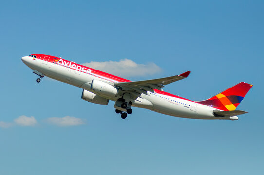 Avi&oacute;n de l&iacute;nea Airbus A330 de la aerol&iacute;nea Avianca despegando en el aeropuerto de Madrid Barajas con la antigua librea y matr&iacute;cula N974AV.