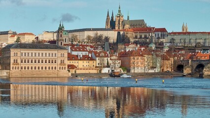 Obraz premium Prague Castle skyline along Vltava River with Charles Bridge reflection