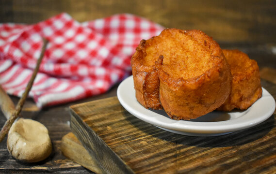 Bu&ntilde;uelos Venezolanos (Cassava fritters) 
