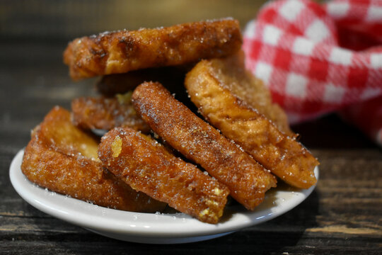 Bu&ntilde;uelos Venezolanos (Cassava fritters) 