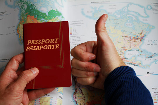 Pasaporte listo y visado ok en regla renovado para viajar al extranjero con pulgar arriba aceptado 
