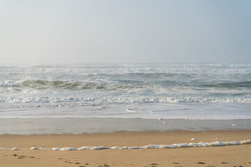 Vagues océaniques avec écume sous ciel voilé – Plage de Vieux Boucau © DAUZATS