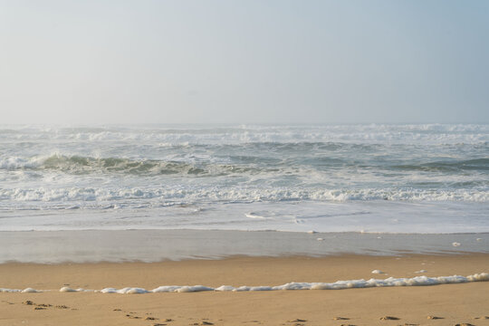 Vagues oc&eacute;aniques avec &eacute;cume sous ciel voil&eacute; &ndash; Plage de Vieux Boucau